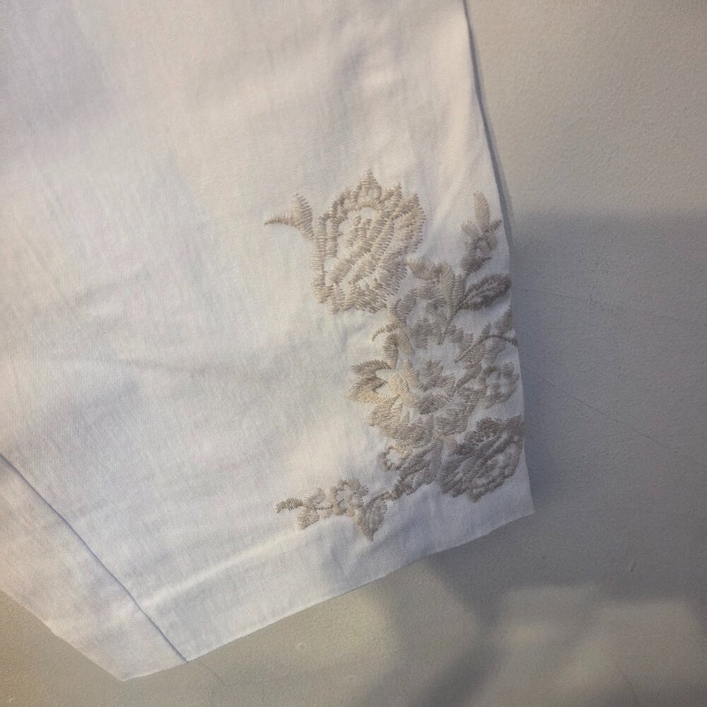 Dana Buchman M White Capri Pants w/Beige Embroidered Flowers on Legs. - Picture 4 of 5